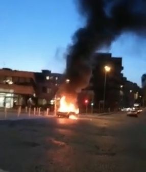 Auto avvolta dalle fiamme in piazza Cavour VIDEO