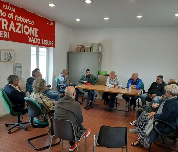 Cofferati in visita ai lavoratori Bombardier insieme ai candidati alle europee Branca e Amato (La Sinistra): &quot;Senza una politica industriale non si può salvaguardare e rilanciare la fabbrica vadese&quot;