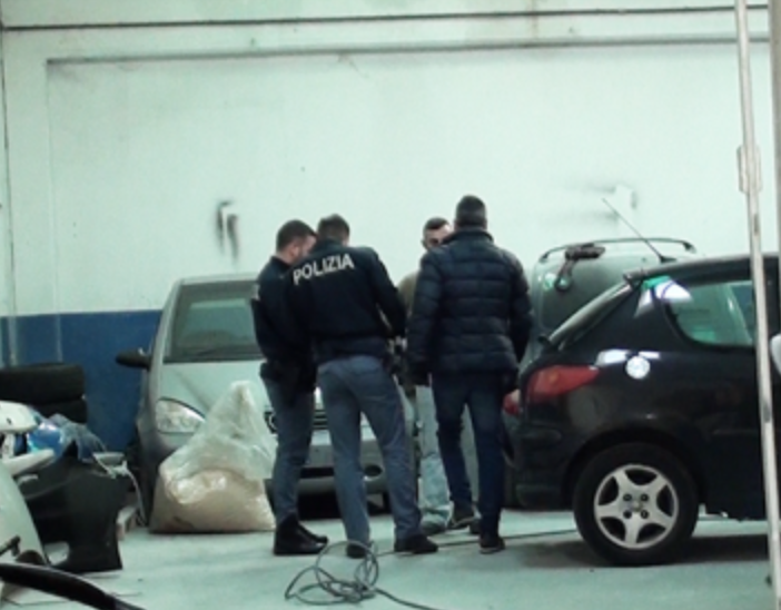 Simulavano incidenti per frodare le assicurazioni, la Polizia scopre la truffa di una carrozzeria di Trecate