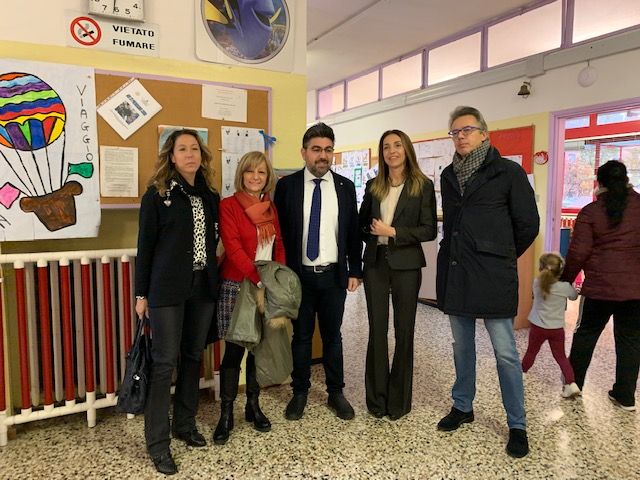 Da sinistra l’assessore comunale Valentina Graziosi, la dirigente della scuola Laura Panziera, il consigliere regionale Federico Perugini, l’assessore Elena Chiorino, l’assessore comunale Mario Paganini