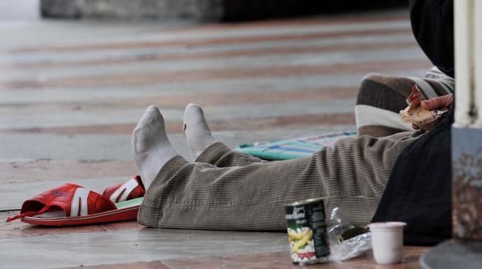 Cronaca del Nord-Ovest: Torino Porta Nuova, 19enne aggredisce un clochard cercando di rubargli i cartoni del rifugio per la notte
