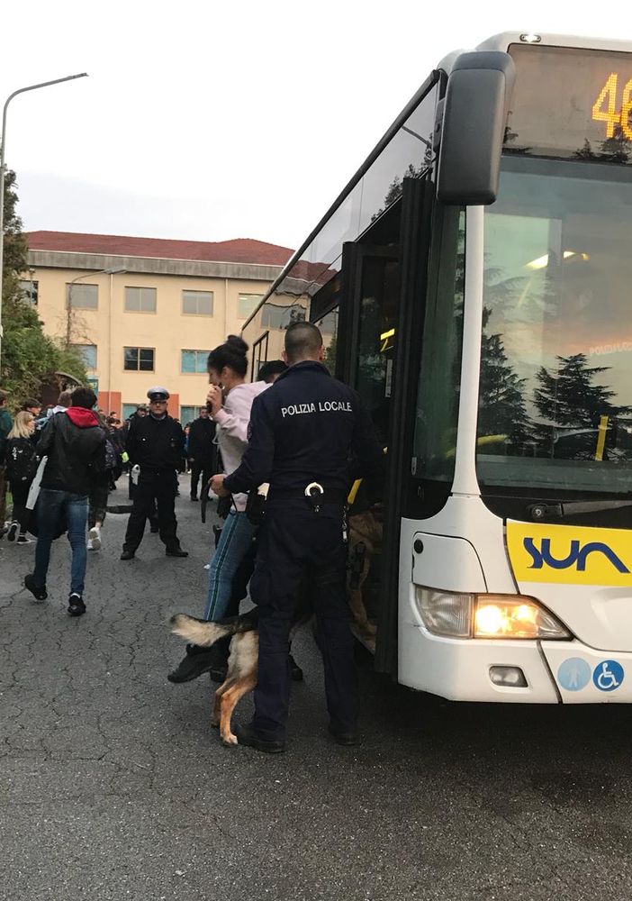 Maxi controllo  sui bus degli studenti. Ma di droga (per fortuna) neppure l’ombra