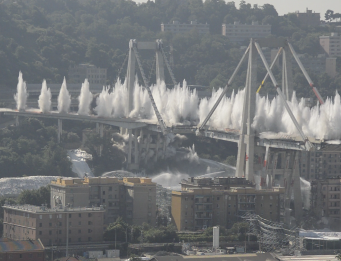 Abbattuto il ponte Morandi. Nel suo crollo morirono anche papà, mamma e figlia di Oleggio