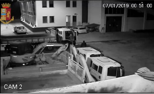 Cronaca del Nord - Ovest Furto e ricettazione di escavatori e autocarri: quattro persone finiscono in manette. E' caccia ad altri 2 complici [VIDEO]