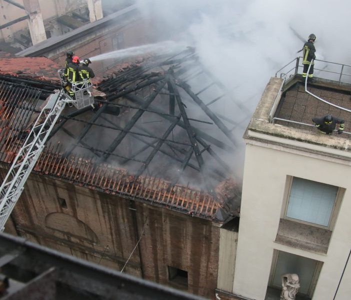 Notizie dal Piemonte. A fuoco la Cavallerizza, Appendino sul posto: “Incendio domato, grazie ai vigili del fuoco” [VIDEO]
