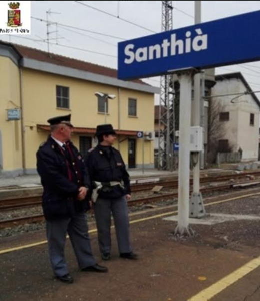 Pistola carica nascosta lungo la linea ferroviaria