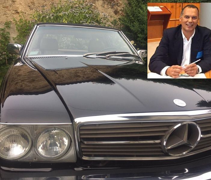 L'organizzatore Paolo Delsignore e la sua Mercedes R107 - Foto Paolo Delsignore