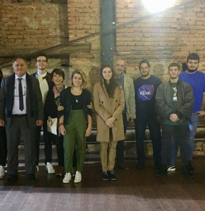 “Amate la scienza, vi sorprenderà”. L’astrofisico Luca Perri a Novara