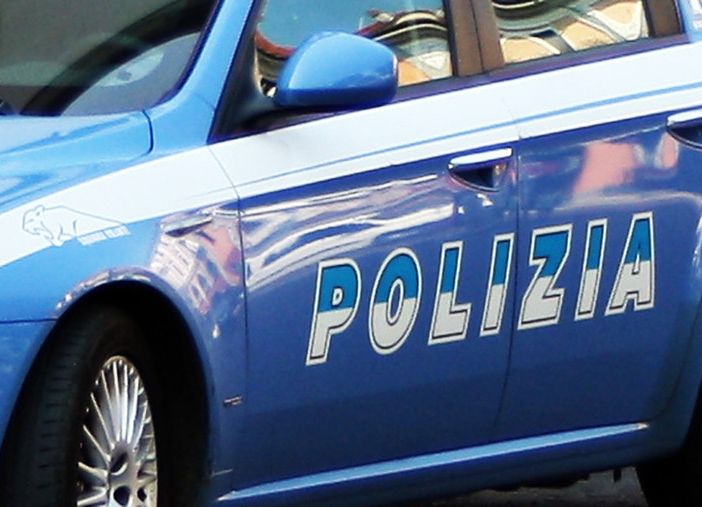 Donna si butta nel canale, salvata dalla Polizia di Stato
