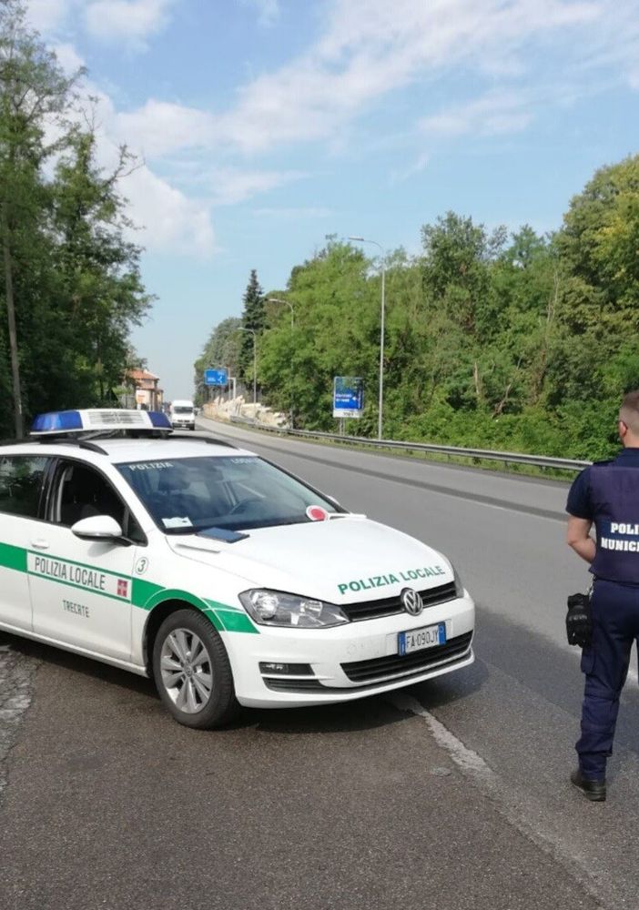 Picchia gli agenti della Polizia Locale, arrestata una donna a Trecate