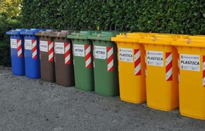 Raccolta differenziata: a Trecate si distribuiscono i sacchi