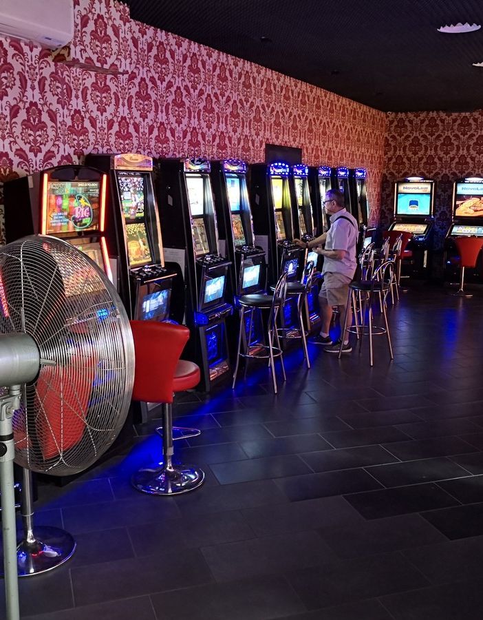 Troppe slot nella sala giochi, la polizia sanziona un locale