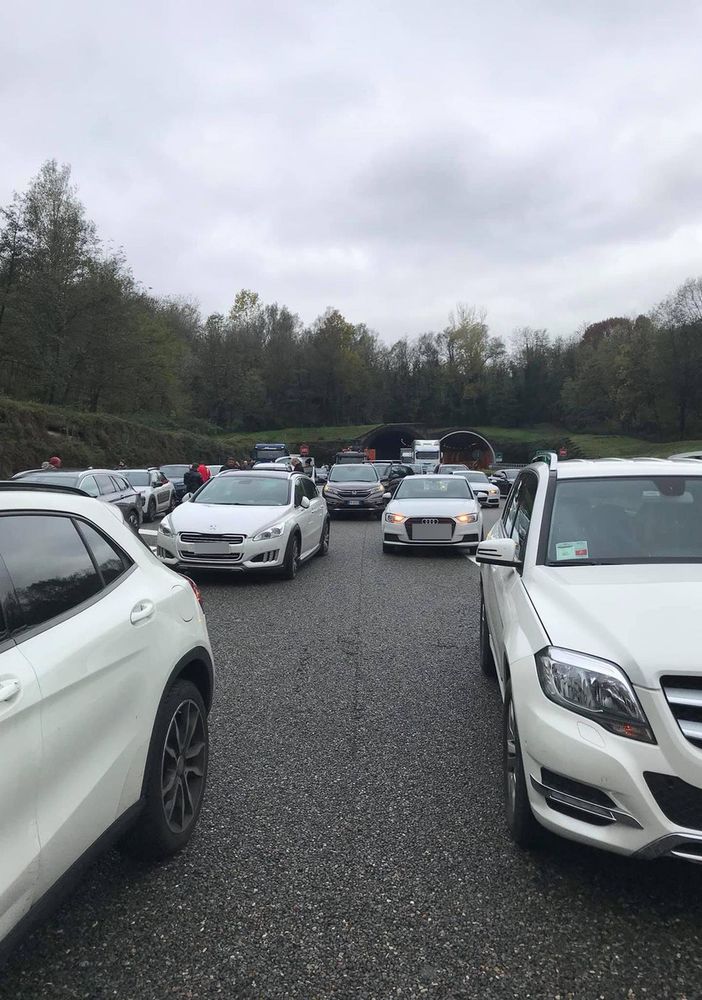 Arona, camion perde il carico in autostrada. Una cinquantina di auto con le gomme bucate