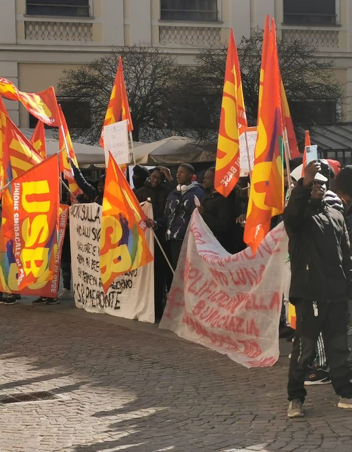 Immigrati in piazza a Novara protestano per lungaggini nei permessi di soggiorno