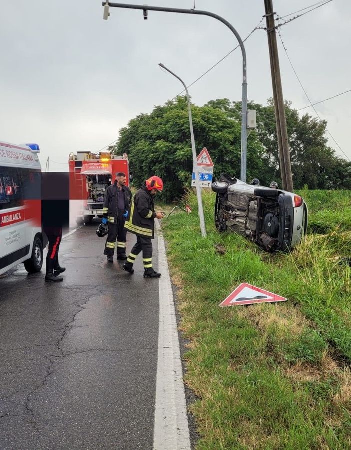 Incidente stradale a Cameri: ferito soccorso dai vigili del fuoco e trasportato in ospedale