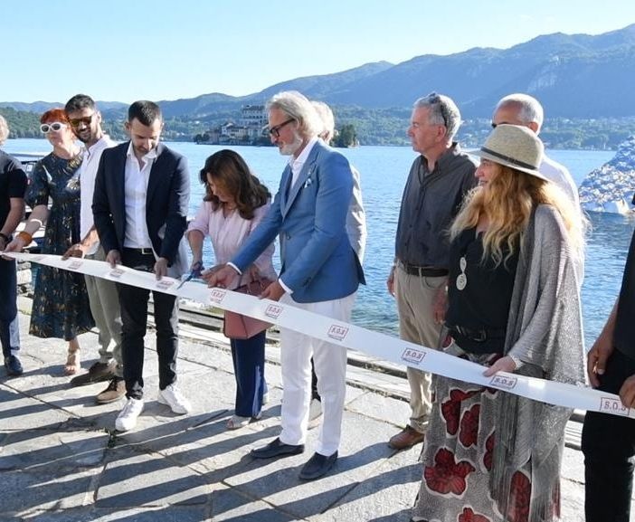 Inaugurata a Orta la mostra 'Sos Humanity'