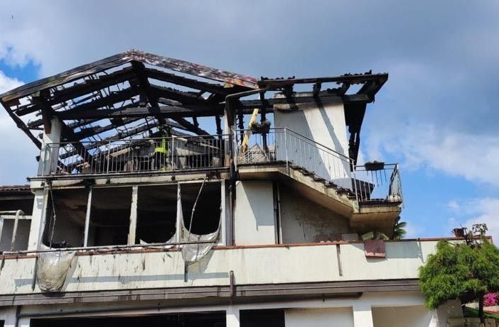 Incendio devastante distrugge abitazione a Cureggio