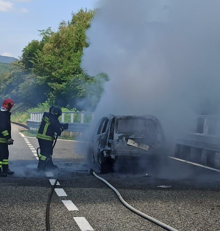 Bruciata un’auto sulla A26