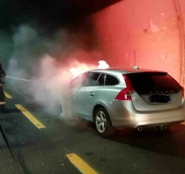 Auto in fiamme sulla A26, chiuso il traffico tra Arona e Carpugnino in direzione nord