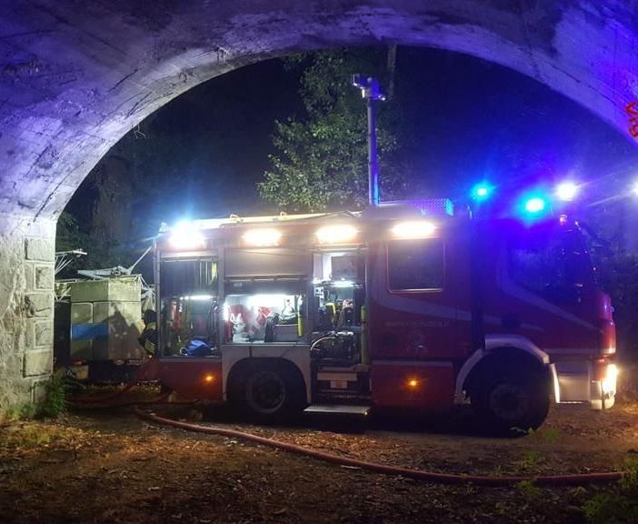A fuoco una catasta di legna ad Arona, intervengono i Vigili del Fuoco
