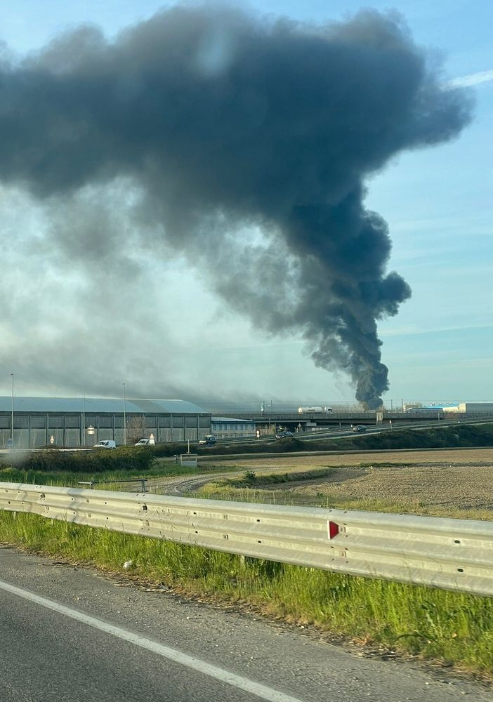 Incendio alla Kemi, aperto il Coc della Protezione Civile