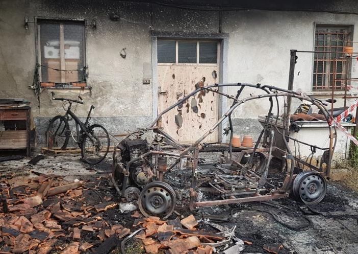 Va a fuoco una tettoia a Gattico: distrutta una microcar e ingenti danni alla struttura