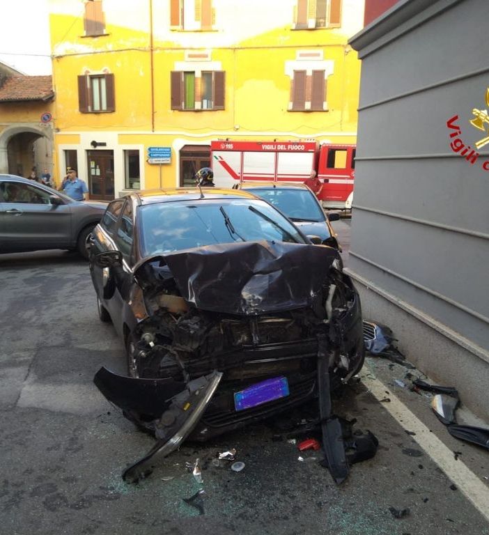 Un incidente ha bloccato l’incrocio di via Battisti a Fara Novarese