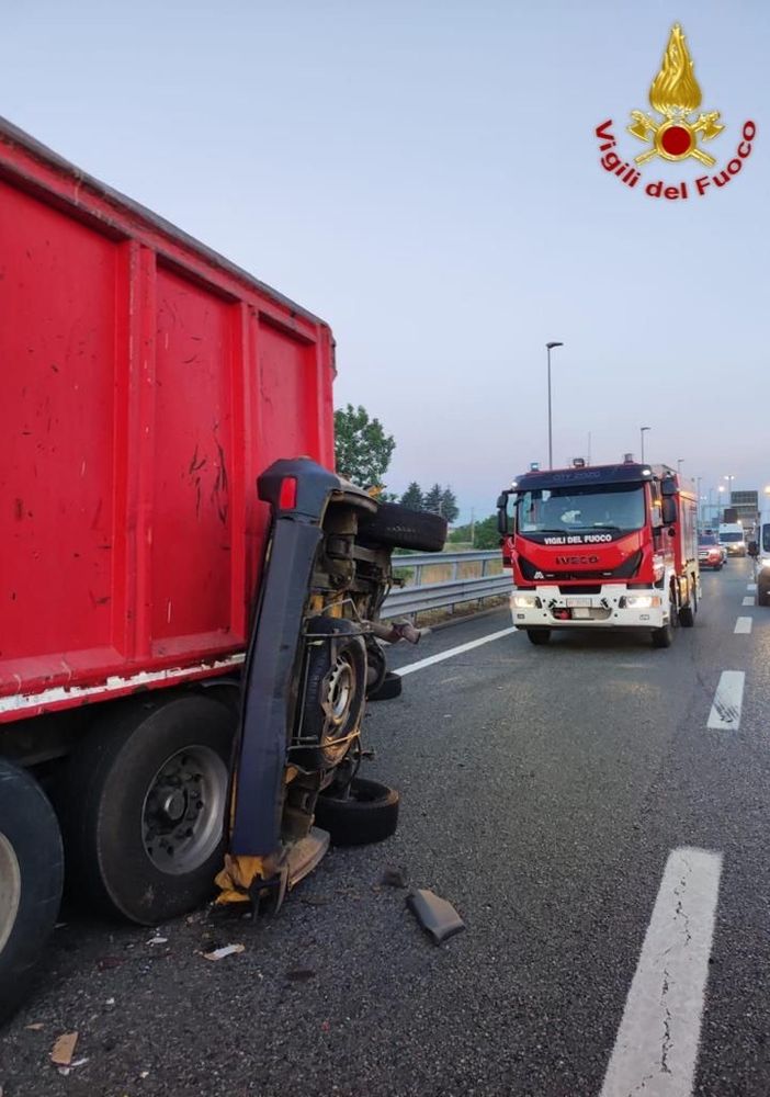 Incidente sulla A4, un furgone urta un camion fermo