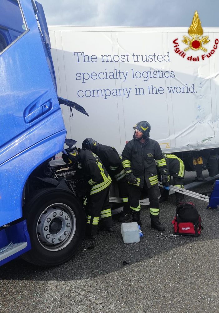 Camion contro il guard rail a Biandrate, un ferito