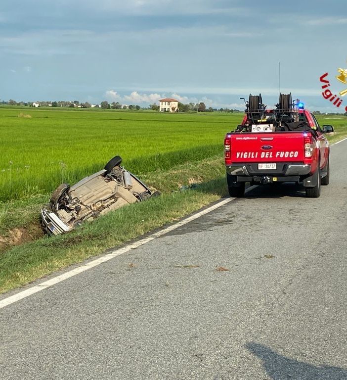 Auto finisce nel fossato, muore il conducente