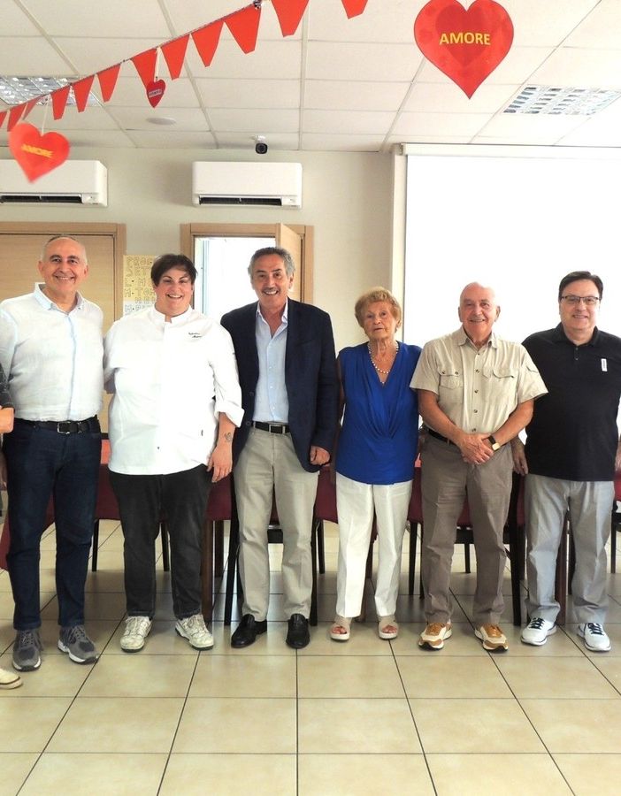 Cena “Dona un sorriso”: il comitato rione San Bernardo consegna il ricavato all’Auser