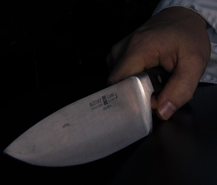 Dal Nord Ovest. Rimproverata dall'insegnante, allieva di una scuola media di Biella estrae dalla tasca un coltello da cucina in classe