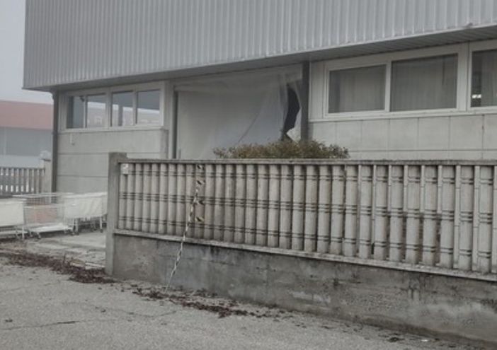Mede: assalto allo stabilimento Loro Piana, i banditi sequestrano il vigilantes e fuggono con il bottino