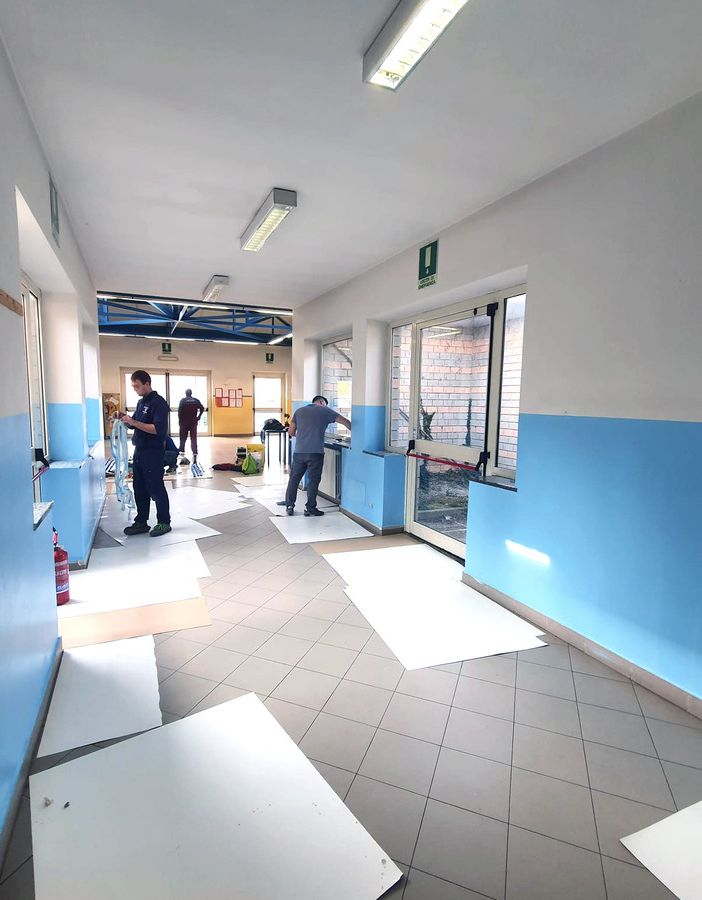 Prosegue la tinteggiatura delle scuole di Momo