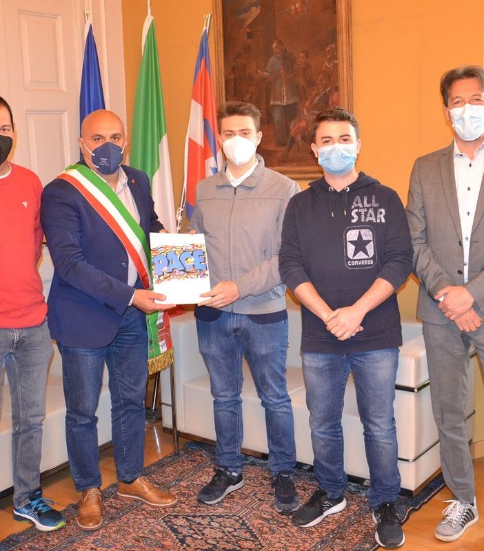 I ragazzi del Sermig hanno consegnato al sindaco Bossi e all’assessore Valsesia la &quot;lettera alla coscienza&quot;