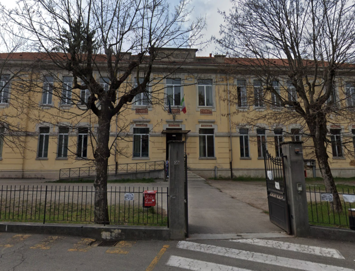 Calcinacci si staccano dal soffitto al liceo di Gozzano: una studentessa ferita, scuole chiuse per verifiche