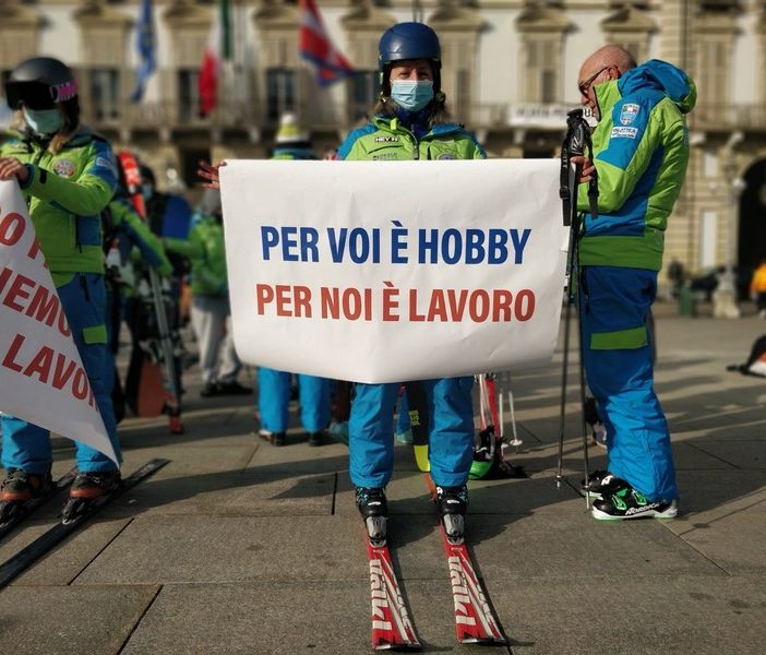La protesta dei maestri di sci: “Con le piste chiuse dimezzati i nostri guadagni” [VIDEO]