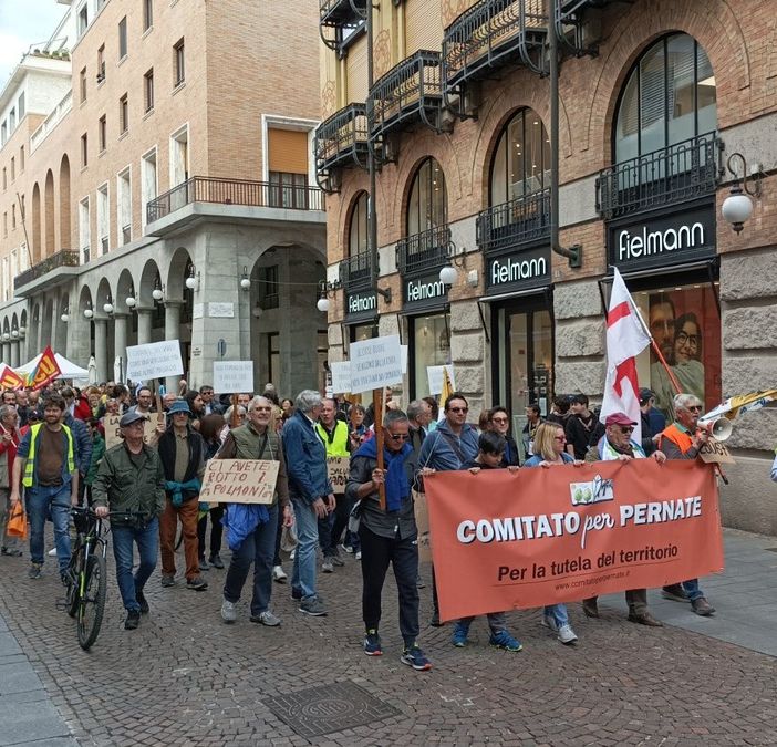 Quasi 500 persone al corteo contro il maxicentro logistico di Pernate. FOTO e VIDEO