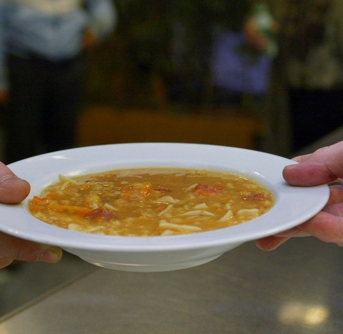 A Trecate ripresa la distribuzione di pasti “caldi” alle persone in difficoltà alimentare