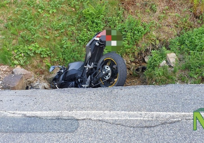 Perde il controllo della moto, 23 novarese trasportato in ospedale in codice giallo