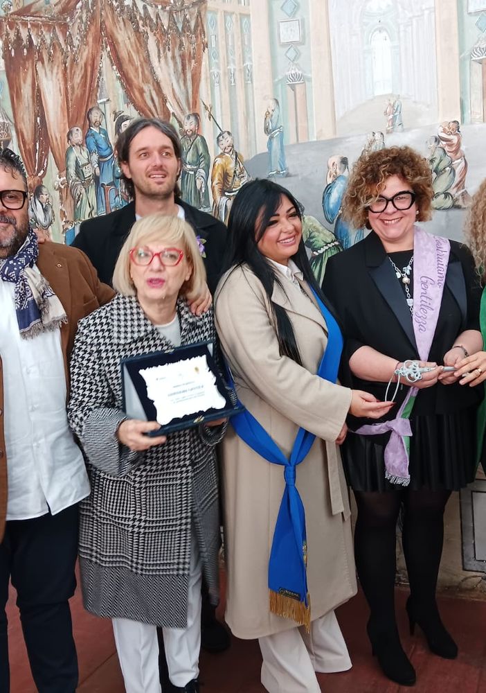 Il passaggio testimone da Novara a Napoli città Metropolitana con consigliera delegata Ilaria Abagnale, il Sindaco di S. Antonio abate, Luca Nardi presidente dell’associazione Cor et Amor che promuove l’iniziativa, l’assessore Giulia Negri e il consigliere comunale Camillo Esempio.