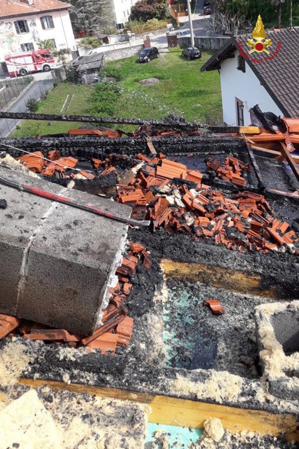 Tetto in fiamme ad Orta in località Legro