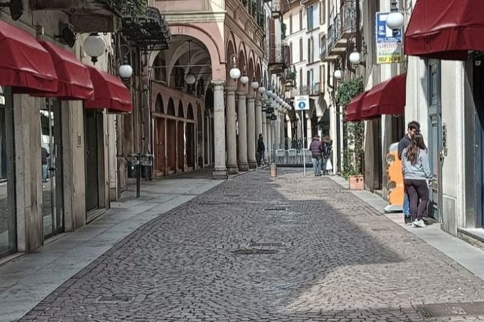 Torna lo “Sbarazzo”: tre giorni di grandi sconti nei negozi novaresi