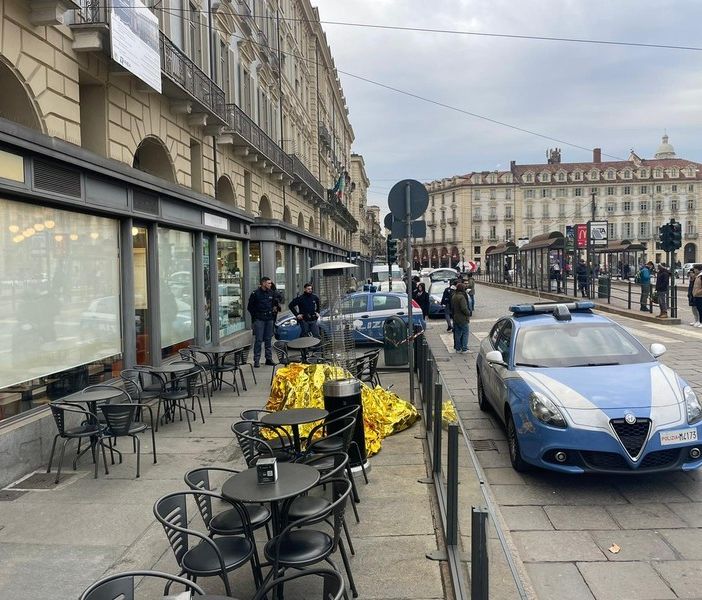 Dal Nord Ovest. Dramma in piazza Castello, uomo precipita sui tavolini di un dehors e muore Condividi Facebook Twitter Print WhatsApp