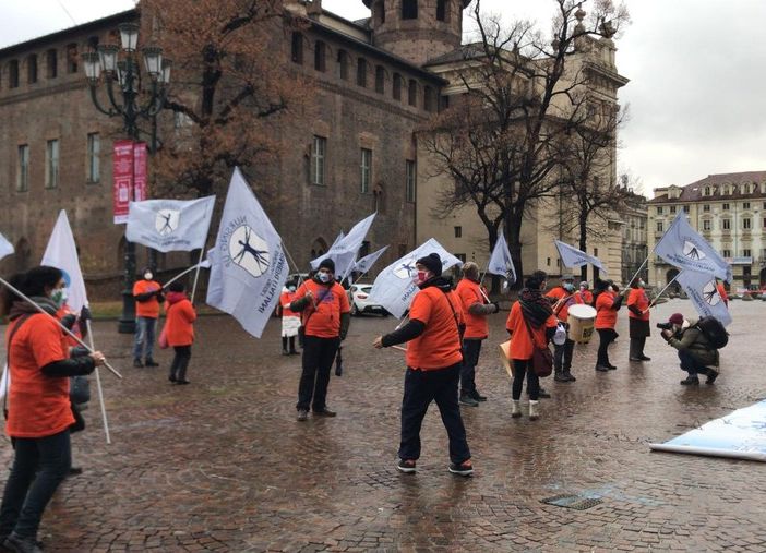 A Torino scende in piazza la rabbia degli infermieri: “Siamo i meno pagati d’Europa, ora fuori dal comparto” [VIDEO e FOTO]