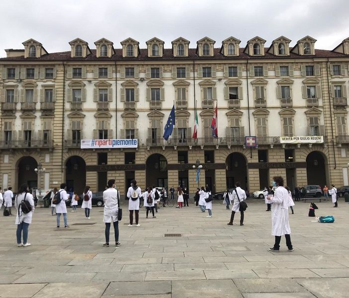 Scende in piazza la rabbia dei medici specializzandi: “Siamo lavoratori solo quando bisogna coprire i turni, pretendiamo rispetto” [FOTO e VIDEO]