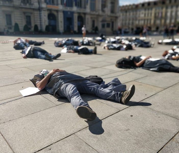 A Torino gli infermieri si incatenano davanti alla Regione: “Gli eroi sono stati dimenticati” [VIDEO e FOTO]