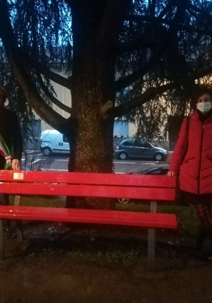 Inaugurata a Bellinzago la Panchina Rossa
