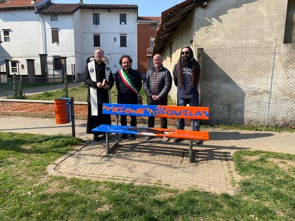 Posate le nuove panchine a Cameri
