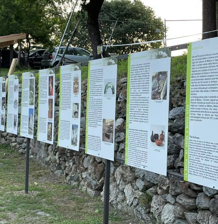 Esposti nel cortile i pannelli descrittivi della Rocca di Arona